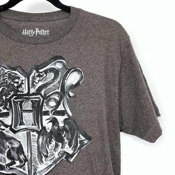 Harry Potter Crew Neck Short Sleeve T-Shirt Mens Size M Hogwarts Crest Graphic - Picture 3 of 6